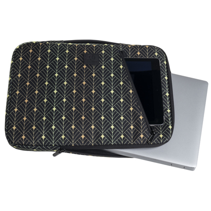 Notebookhülle mit Muster und Tablet/in einem Laptop, neben Hintergund platziert.