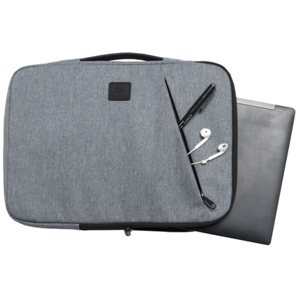 Graue Notebookhülle mit Stifthalter und Kopfhörern, Laptop teilweise sichtbar.