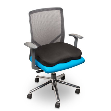 Schwarzes ergonomisches Sitzkissen auf einem Bürostuhl mit blauer Polsterung.