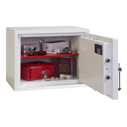 Weißer Tresor mit geöffneter Tür, ausgestattet mit Inhalt wie Wertsachen und Dokumenten.