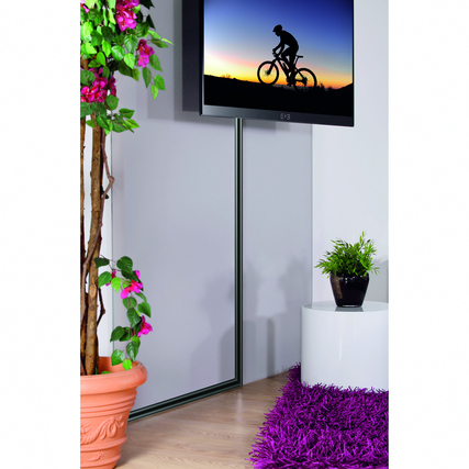 Kabelkanal in Schwarz, montiert an der Wand neben einem Fernseher in einem Wohnraum.