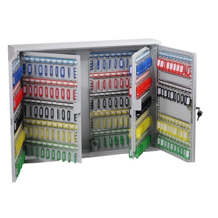 Zweitüriger Schlüsselschrank mit verschiedenen Hakenstangen und nummerierten Schlüsselanhängern.