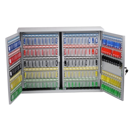 Zweitüriger Schlüsselschrank mit bunten Hakenstangen und nummerierten Etiketten, geöffnet.