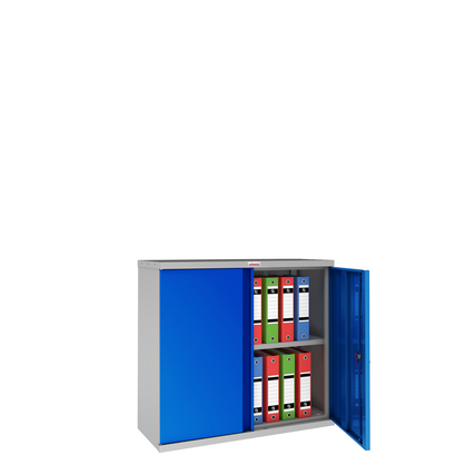 Blauer Flügeltürenschrank mit geöffneten Türen und mehreren Ordnern im Inneren.
