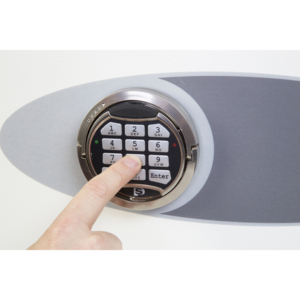 Schlüsseltresor mit Elektroschloss und Bedienfeld, Finger auf der Zahlen-Tastatur.