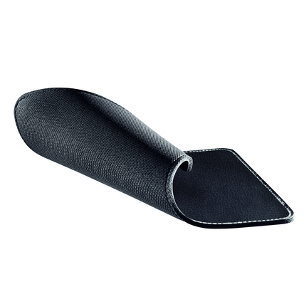 Schwarzes Mauspad mit aufgerolltem Rand in Lederoptik und besticktem Rand.