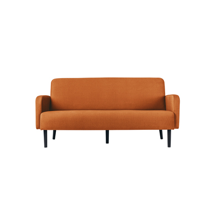 Braunes Sofa mit geraden Linien und schwarzen Beinen, frontal aufgenommen.