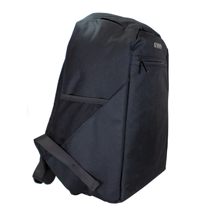 Schwarzer Notebookrucksack mit seitlichem Netzfach und Reißverschluss auf der Vorderseite.