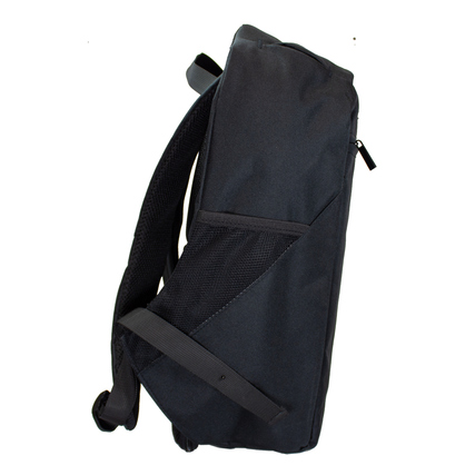 Schwarzer Notebookrucksack SAFEPAK in Seitenansicht mit gepolstertem Tragegurt.