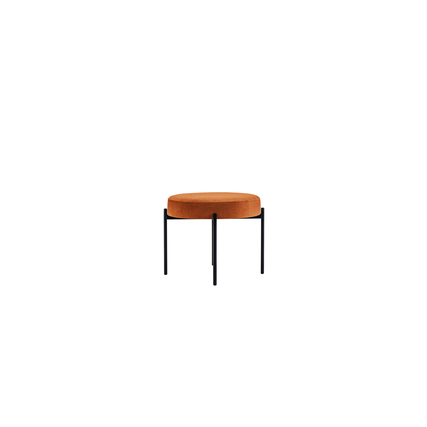 Runder Sitzhocker mit orangefarbenem Bezug und schwarzen Metallfüßen.