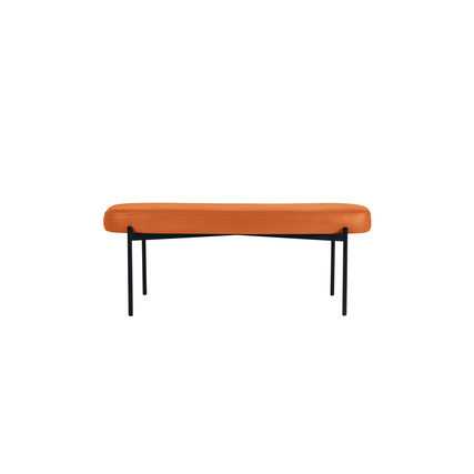 Orangene Sitzbank aus Kunstleder mit schwarzen Beinen, Ansicht von der Vorderseite.
