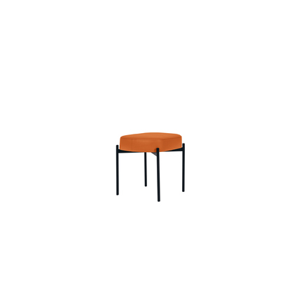 Sitzbank aus orangefarbenem Kunstleder mit schwarzen, schmalen Beinen.
