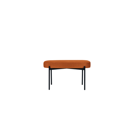 Sitzbank GAIA M aus orangefarbenem Stoff mit schwarzen Beinen, frontal aufgenommen.