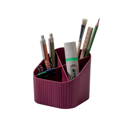 Roten Stifteköcher mit mehreren Fächern, gefüllt mit Stiften und Büroklammern.