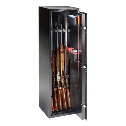 Waffenschrank mit geöffneter Tür, der mehrere Langwaffen und Zubehör zeigt.