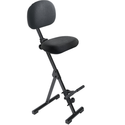 Schwarze Stehhilfe mit höhenverstellbarem Sitz und Rückenlehne, in seitlicher Ansicht.