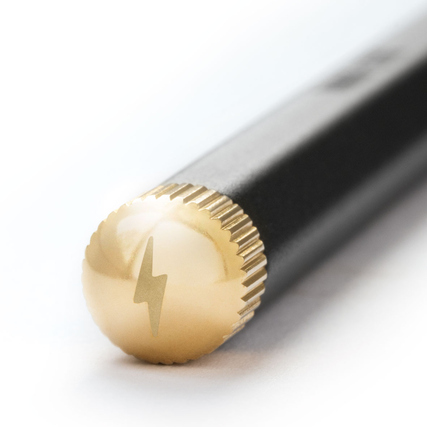 Nahaufnahme des Drehkopfs eines Tintenrollers mit goldfarbener Messingspitze und Blitzsymbol.