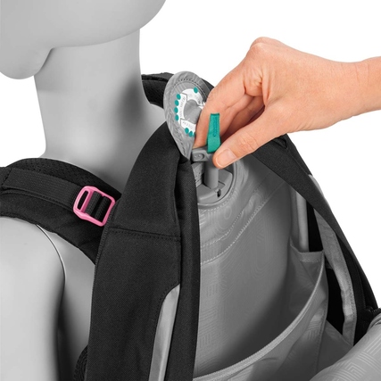 Eine Person justiert den Schultergurt des COOCAZOO Schulrucksacks PORTER an einem Dummy.