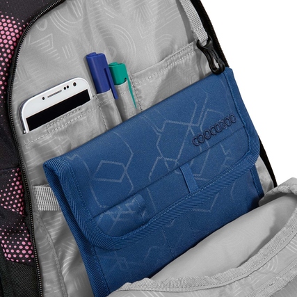 Innensicht eines Schulrucksacks mit organisiertem Fach für Schreibutensilien und einem Tablet.