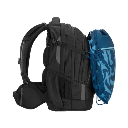 Sportbeutel mit Wellenmuster, am Schulrucksack befestigt, in seitlicher Ansicht.
