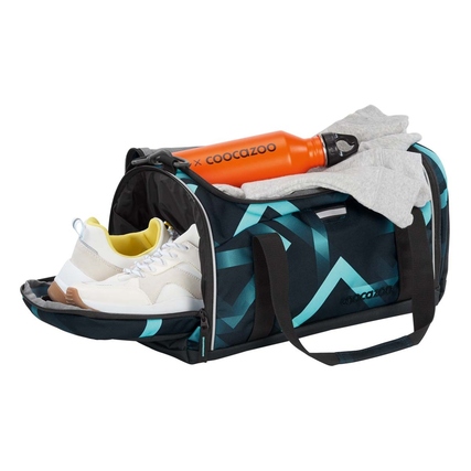 Sporttasche mit Schuhen, Wasserflasche und Kleidung, offen mit erkennbaren Fächern.