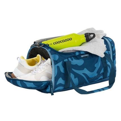 Sporttasche mit Schuhen, Handtuch und Wasserflasche in Innenansicht.