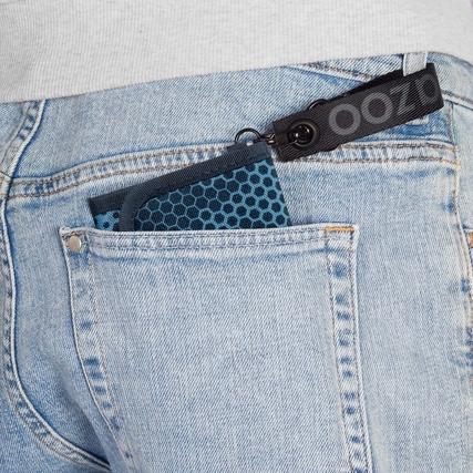 Geldbörse in Jeanstasche, sichtbar mit Handschlaufe und geformtem Design in Geometric Sky.