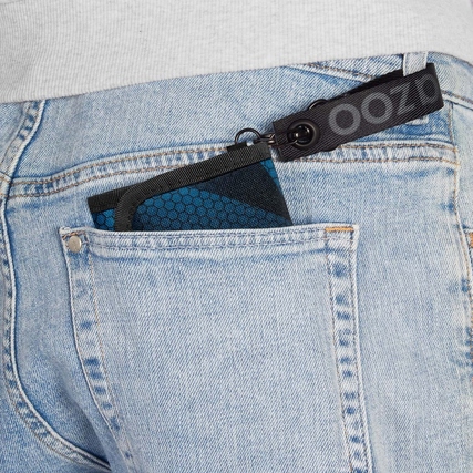 Geldbörse in Taschenseitentasche eines Jeanshosenbeins, stylisches Design sichtbar.