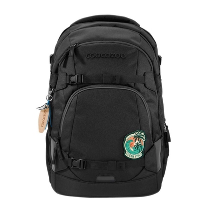 Schwarzer Rucksack mit einem Patches im Ocean Vibes Design auf der Vorderseite.