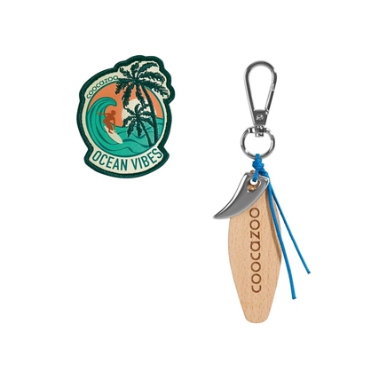 Zwei Rucksackanhänger im Design 'Ocean Vibes' mit Karabinerhaken und Klettpatch.