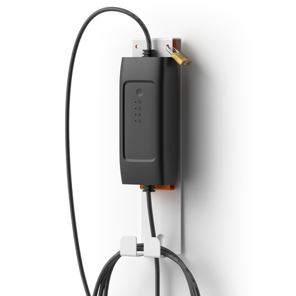 Wandhalterung für Ladestation mit Kabel und Schloss, montiert an einer weißen Wand.