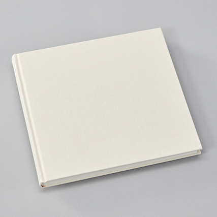 Weißes, quadratisches Gästebuch mit edlem Buchleinenbezug auf grauem Hintergrund.