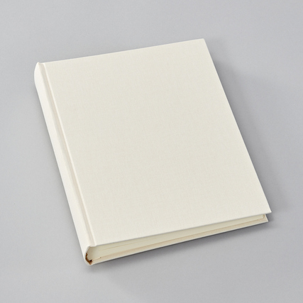 Weißes Fotoalbum mit Buchleinenbezug in geschlossener Position auf grauem Hintergrund.