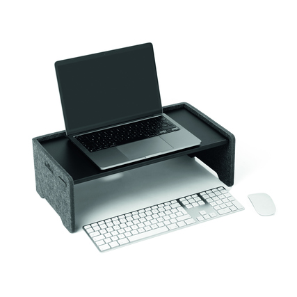 Höhenverstellbarer Monitorständer aus Filz mit Laptop, Tastatur und Maus darauf.