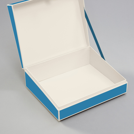 Bewahrungsbox in azzurro mit offenem Deckel und weißem Innenraum.