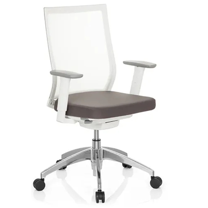 Bürodrehstuhl mit einem weißen Gestell und grauem Sitzpolster, auf einem rollbaren Fuß.