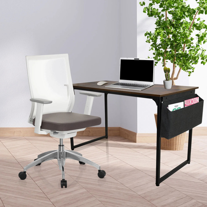 Bürodrehstuhl ASPEN WHITE an einem Schreibtisch in einem hellen Raum mit Pflanze im Hintergrund.