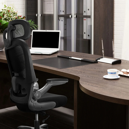 Bürodrehstuhl mit Kopfstütze in moderner Arbeitsumgebung, von hinten sichtbar.