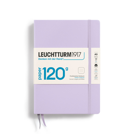Lilafarbenes Notizbuch im DIN A5 Format mit punktkarierten Seiten und Gummibandverschluss.