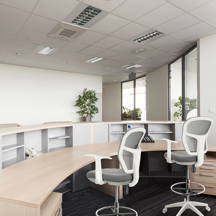 Erhöhter Drehstuhl mit Fußring in modernem Büroambiente.