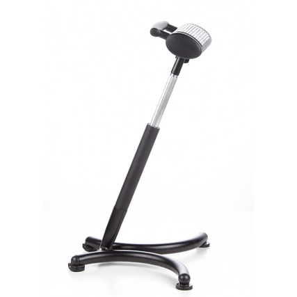Höhenverstellbare Stehhilfe mit ergonomischer Sitzfläche und rutschhemmenden Querrillen.