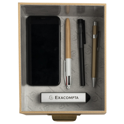 Drei beige Aufbewahrungsboxen mit Inhalt, darunter ein Smartphone und verschiedene Schreibgeräte.