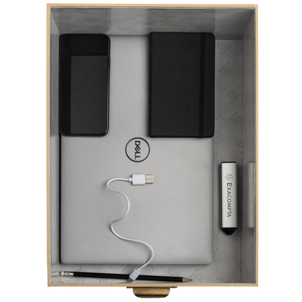 Drei beige Aufbewahrungsboxen mit einem Laptop, Notizheften und Büroaccessoires im Inneren.