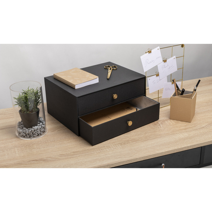 Schwarze Schubladenbox mit zwei Schubladen, dekoriert auf einem Holztisch mit Büroaccessoires.