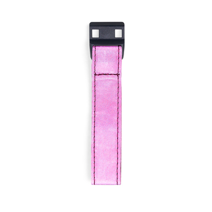 Reflektierendes, lila Rucksack-Accessoire in schmaler, länglicher Form mit Magnet-Schnalle.
