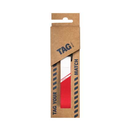Rotes Rucksack-Zubehör in Verpackung mit der Aufschrift "TAG YOUR MATCH".