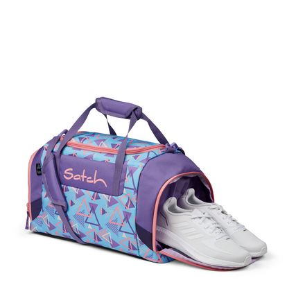 Sporttasche mit buntem Muster und seitlichem Schuhfach, darin liegen weiße Sportschuhe.