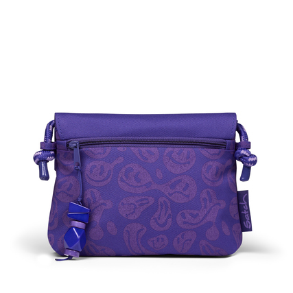 Lila Handtasche mit Muster und Zipper-Kettchen, ideal für Beauty-Artikel.