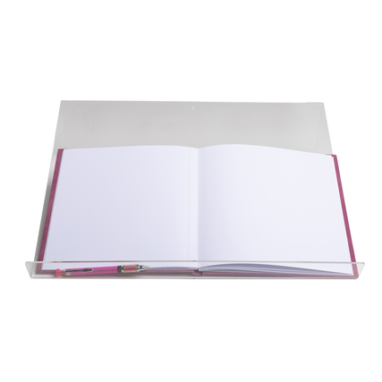 Transparenter Konzepthalter mit offenem Notizbuch und Kugelschreiber darauf.