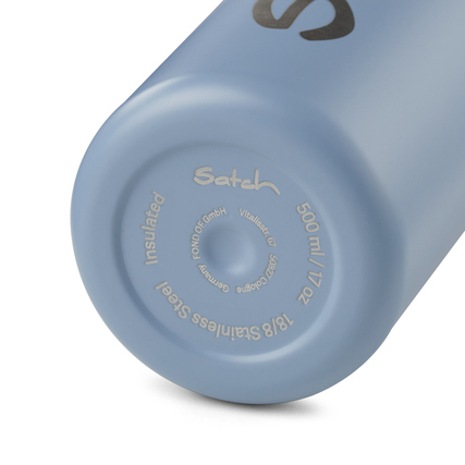 Bodenansicht einer blauen Edelstahl-Trinkflasche mit der Aufschrift "Satch" und Füllmengensangabe.